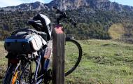Paisaje en las proximidades de Santo Domingo de Silos, en la provincia de Burgos. En bici no olvides el casco: legalmente es obligatorio para los adultos en todos los tramos de carretera fuera de la ciudad y para los menores de 16 años es obligatorio en todo momento / ALC.
