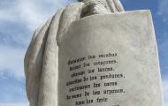 Versos del Cantar en el escudo de la estatua del Cid en Mecerreyes, Burgos / ALC.