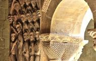 La duda de Santo Tomás: capitel románico en el claustro del Monasterio de Santo Domingo de Silos, en la provincia de Burgos / ALC.