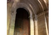Puerta de las Vírgenes con arco de falsa herradura de tradición mozárabe, en el claustro románico de Santo Domingo de Silos, en la provincia de Burgos / ALC.