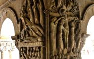 El descendimiento de la Cruz, muerte y Resurrección de Jesucristo: uno de los extraordinarios capiteles del claustro románico del Monasterio de Santo Domingo de Silos, en la provincia de Burgos / ALC.