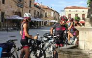 Ciclistas en Santo Domingo de Silos, Burgos / ALC.
