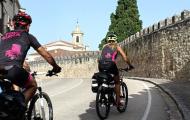 Llegando en bici al Monasterio de Santo Domingo de Silos, en la provincia de Burgos / ALC.