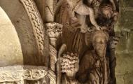 Coronación de la Virgen: detalle de uno de los capiteles románicos del claustro del monasterio de Santo Domingo de Silos, provincia de Burgos / ALC.