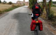 Carreteras humildes por las que pedalear es un placer te conducen a pueblos pequeños y tranquilos / ALC.