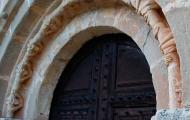 Arco románico de acróbatas en la puerta de la iglesia de Santa María del Val, en Atienza / ALC.