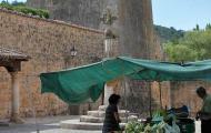Street markets in small villages usually sell fresh fruits grown around / ALC.
