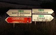 Señal de carretera en el Camino del Cid: indican la dirección y el pueblo en ruta más cercano / ALC.