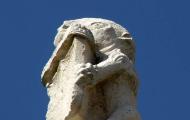 Un oso corona la picota o rollo jurisdiccional gótico de Berlanga de Duero, Soria / ALC
