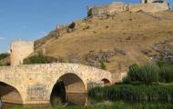 Castillo y puente sobre el río Ucero en El Burgo de Osma, Soria / ALC