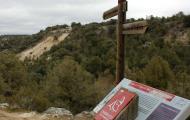Señalización senderista del Camino del Cid en la ermita de la Virgen del Monte, en Castilllejo de Robledo (Soria), donde tradicionalmente se ubica el pasaje del Cantar de la Afrenta de Corpes / ALC.