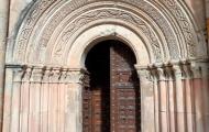 Puerta de la fachada lateral de la catedral de Sigüenza, Guadalajara / ALC