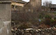 Si vas andando o en bici te aconsejamos que rellenes tus botellines en las fuentes públicas de los pueblos. En muchas de estas fuentes encontrarás un cartel donde se advierte: "Agua no tratada". Esto no quiere decir que el agua no sea potable, sino que, procediendo de un manantial cercano, no ha sido tratada químicamente. Generalmente son aguas de mucha calidad. Si tienes duda pregunta a algún paisano / ALC.