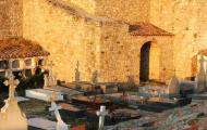 El interior del castillo de Medinaceli, en la provincia de Soria, alberga un cementerio / ALC.