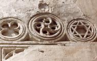 Restos de yeserías de la antigua sinagoga de Huesa del Común, provincia de Teruel / Miguel Ayete.