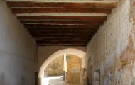 Portal de acceso a la calle Bartolo en Huesa del Común, provincia de Teruel / ALC.