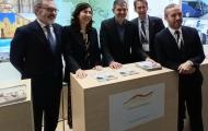 La Secretaria de Estado de Turismo Rosana Morillo en el stand de Rutas Culturales de España en Berlín