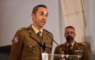 El Teniente Marcos, del Regimiento de Transmisiones 21 del Ejército de Tierra durante su exposición sobre el recorrido que realizarán por el Camino del Cid