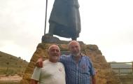Representantes de la Asociación El Cid pasó por Huerta de Huerta de Rey (Burgos). En la imagen Goyo Rica (izda.) junto a Vicente Vivancos