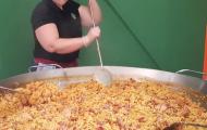 Hay que tenerlo todo a punto... preparando la paella popular que se sirvió la jornada del sábado