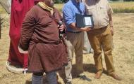 El presidente de la Diputación de Teruel, Manuel Rando (dcha.) entrega el Premio Campeador al representante de la Cámara de Comercio de la provincia