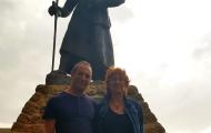 Pepe Cabanes, presidente de la Asociación de Vecinos del Rabal de Villena (Alicante) junto a Rosa, su mujer