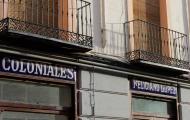 Letreros comerciales en la calle Mayor. Daroca, Zaragoza / ALC