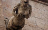 Vieja prostituta mostrando sus pechos: gárgola moralista de la catedral de Valencia / ALC.