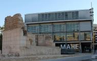 Fachada del Museo Arqueológico y de Historia de Elche (MAHE) y lienzo de las murallas islámicas de la ciudad de Elx - Elche, Alicante / ALC.