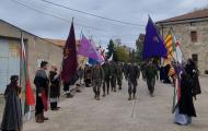 Miembros de la Asociación Vivar, cuna del Cid de Vivar del Cid (Burgos) flanquean con las banderas del Camino del Cid a los integrantes del Regimiento