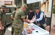 El alcalde de Olocau, Antonio Ropero, encargado de poner el sello en el Salvoconducto a los participantes