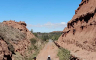 Avanzando por las trincheras del antiguo ferrocarril en la Vía Verde de Ojos Negros (Teruel) | Consorcio Camino del Cid