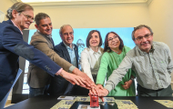 Raquel Contreras López, diputada del Área de Cultura; Leyre Escalada, directora de la Oficina Principal de Correos de Burgos; Marcos García, presidente de la Sociedad Filatélica de Burgos; Alberto Luque, director del Consorcio Camino del Cid; Javier Alonso, presidente de la Asociación Vivar cuna del Cid y Honorio Cantero, Vice maestre de la Hermandad Hijosdalgo de Rio Ubierna e Infanzones de Vivar del Cid.
