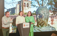 Raquel Contreras López, diputada del Área de Cultura; Leyre Escalada, directora de la Oficina Principal de Correos de Burgos; Marcos García, presidente de la Sociedad Filatélica de Burgos