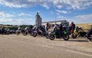 Motoristas del Silver Reader Club junto a la estatua del Cid en Mecerreyes