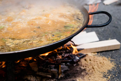 Gastro preparando la paella