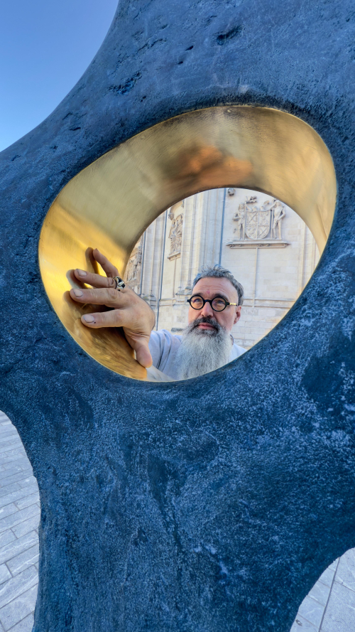 El artista Martín de Burgos pasa su mano por el halo del Cid. Merche Martínez
