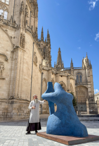 Martín de Burgos frente a su obra El Cid de hinojos. Foto Merche Martinez.jpg
