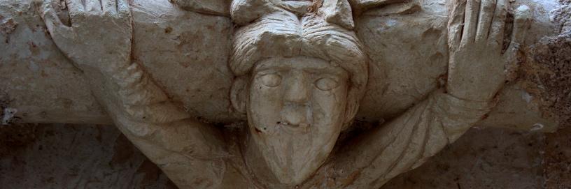 Detalle de uno de los acróbatas de la portada de la Iglesia de Santa María del Val en Atienza, Guadalajara.