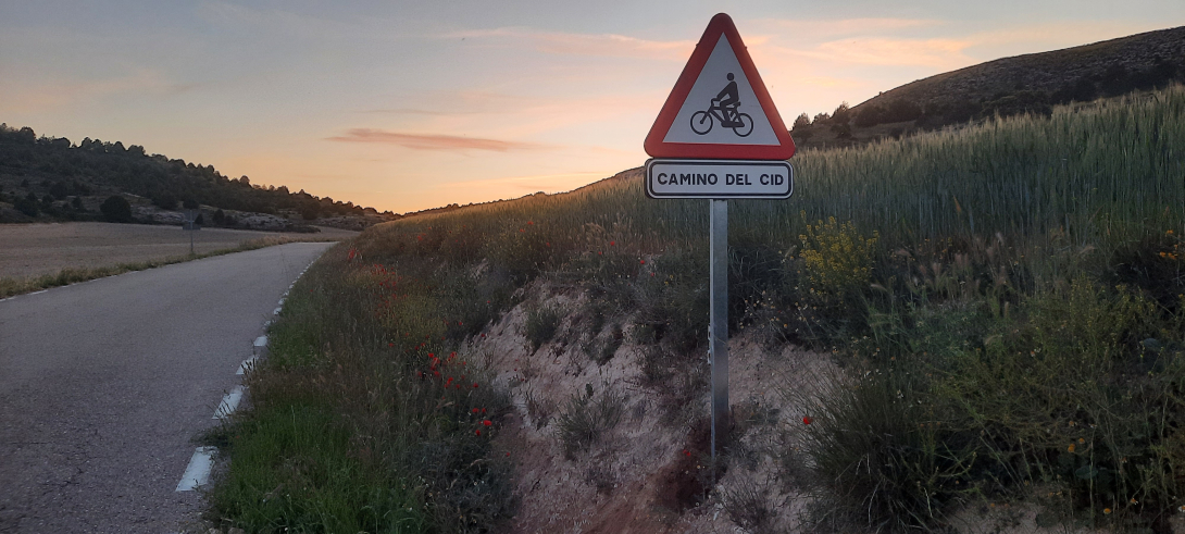 Señal de carretera de aviso de paso de cicloturistas Camino del Cid Señal de carretera de aviso de paso de cicloturistas Camino del Cid